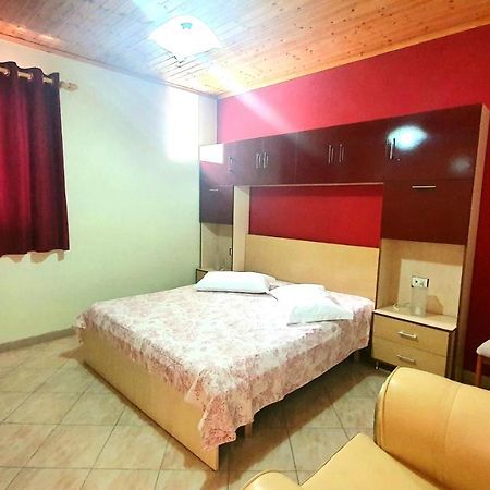 A Cheerful Villa With Free Parking Space Tirana Buitenkant foto